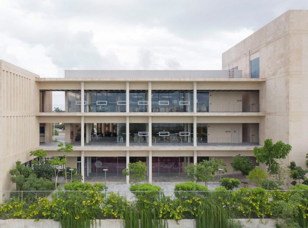 Designing for Mérida: Mérida Banking and Commercial School - storyhub